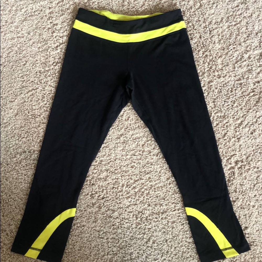 Lululemon crops in full luon